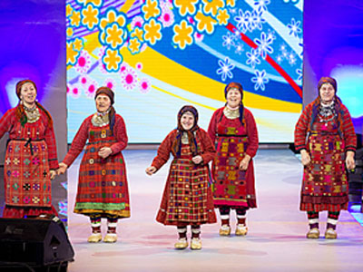 «Бурановские бабушки» спели с пожарным