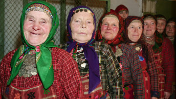 «Бурановские бабушки» спели удмуртским пожарным под баян и гитару