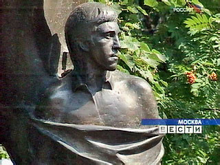 Москвичи несут цветы к памятнику Высоцкому