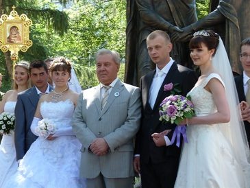 Полежаев и космонавт Леонов открыли памятник Петру и Февронии