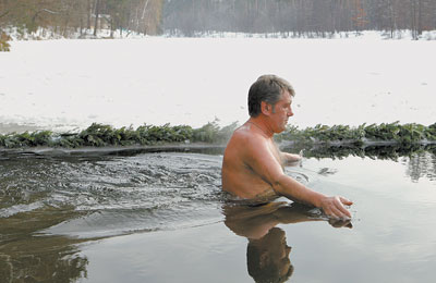 Знаменитости окунулись в крещенскую воду