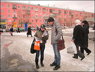 Барнаульские «пираты» раздавали контрафактные диски на улицах города
